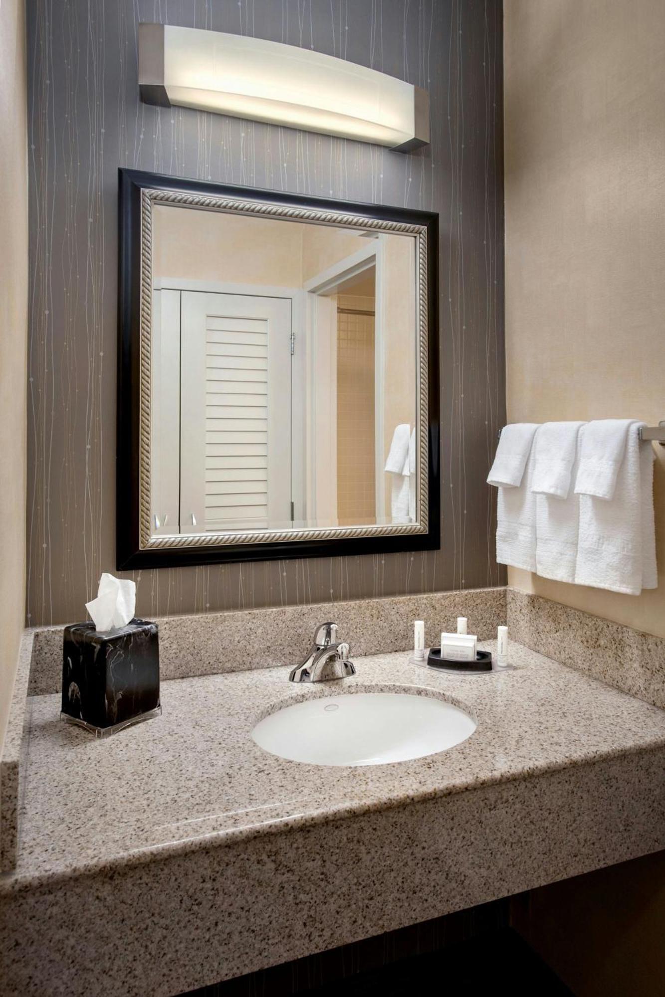 Courtyard By Marriott Hartford Windsor Airport Hotel Exterior photo