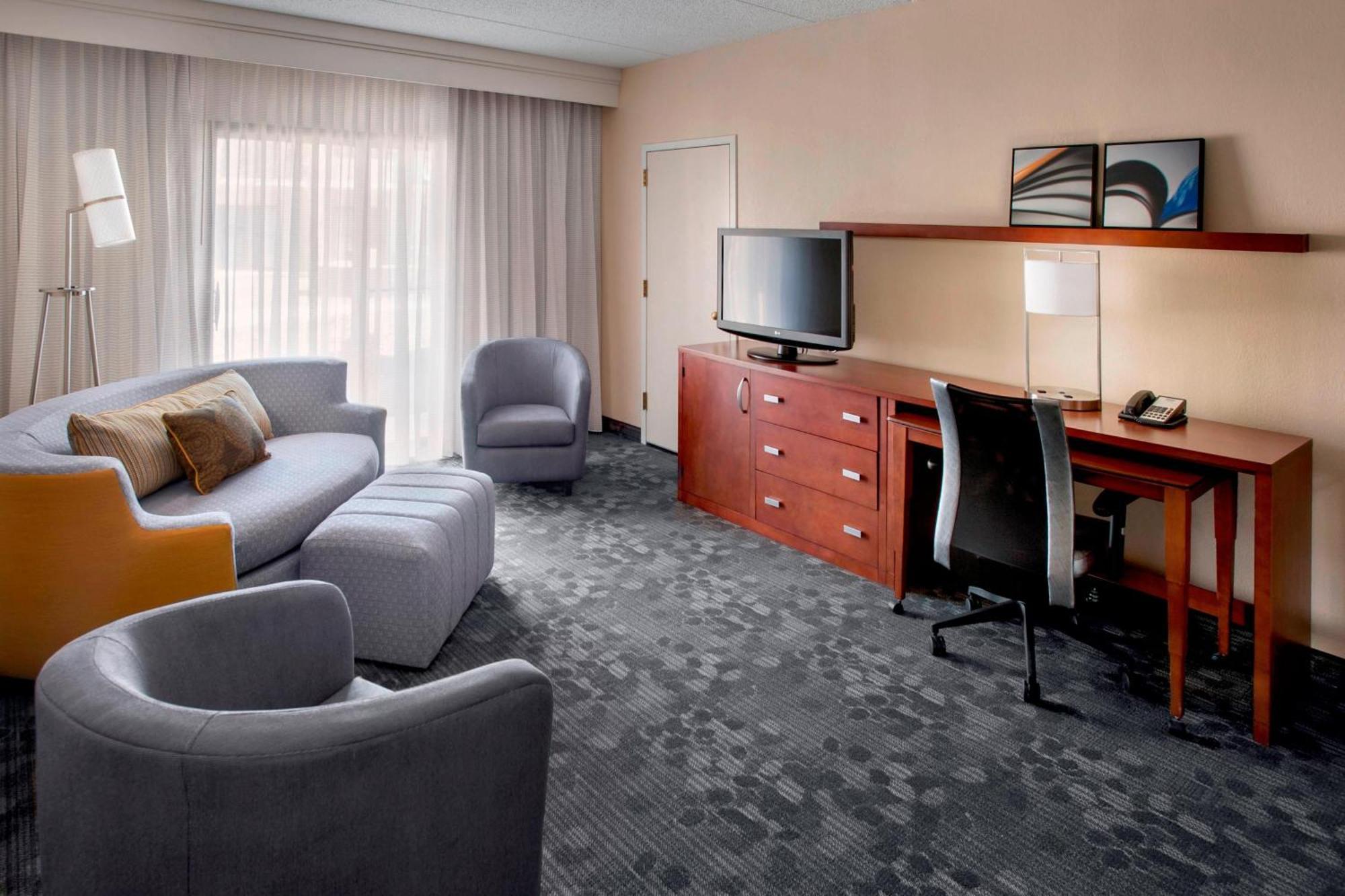 Courtyard By Marriott Hartford Windsor Airport Hotel Exterior photo